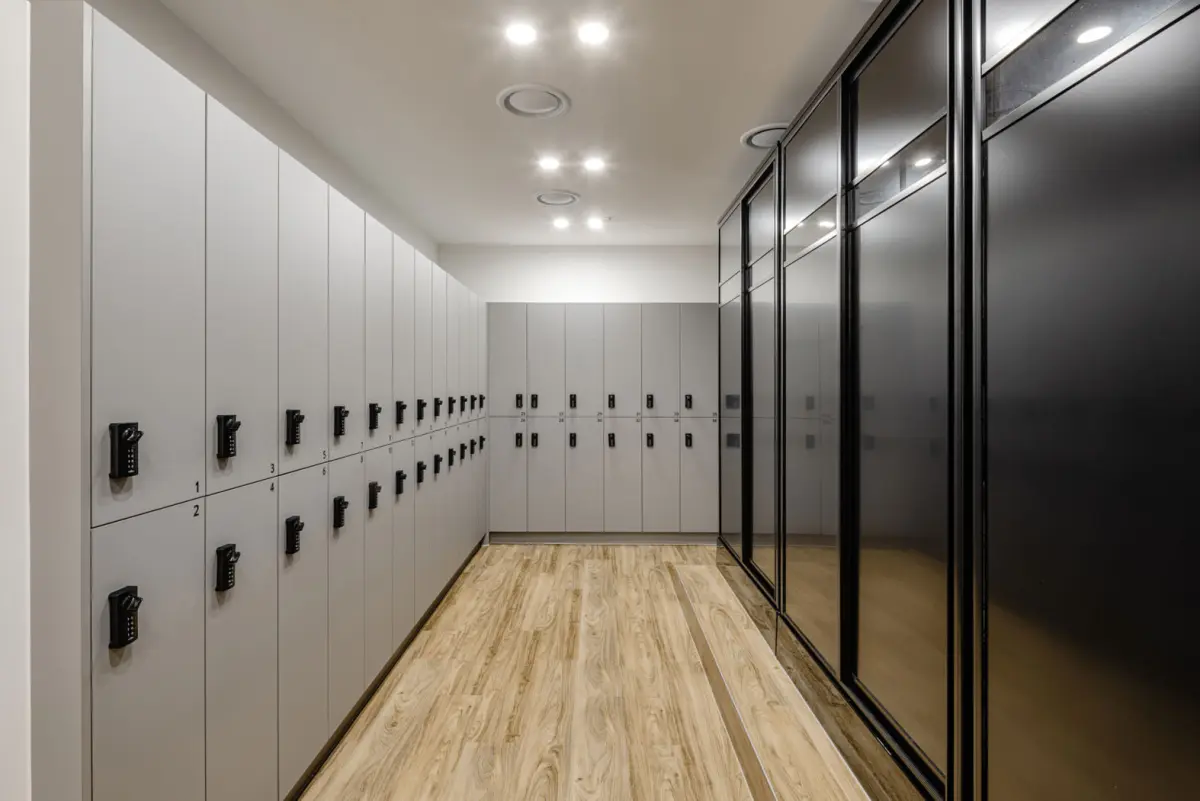 화이트톤 모던 피트니스 락커룸 인테리어